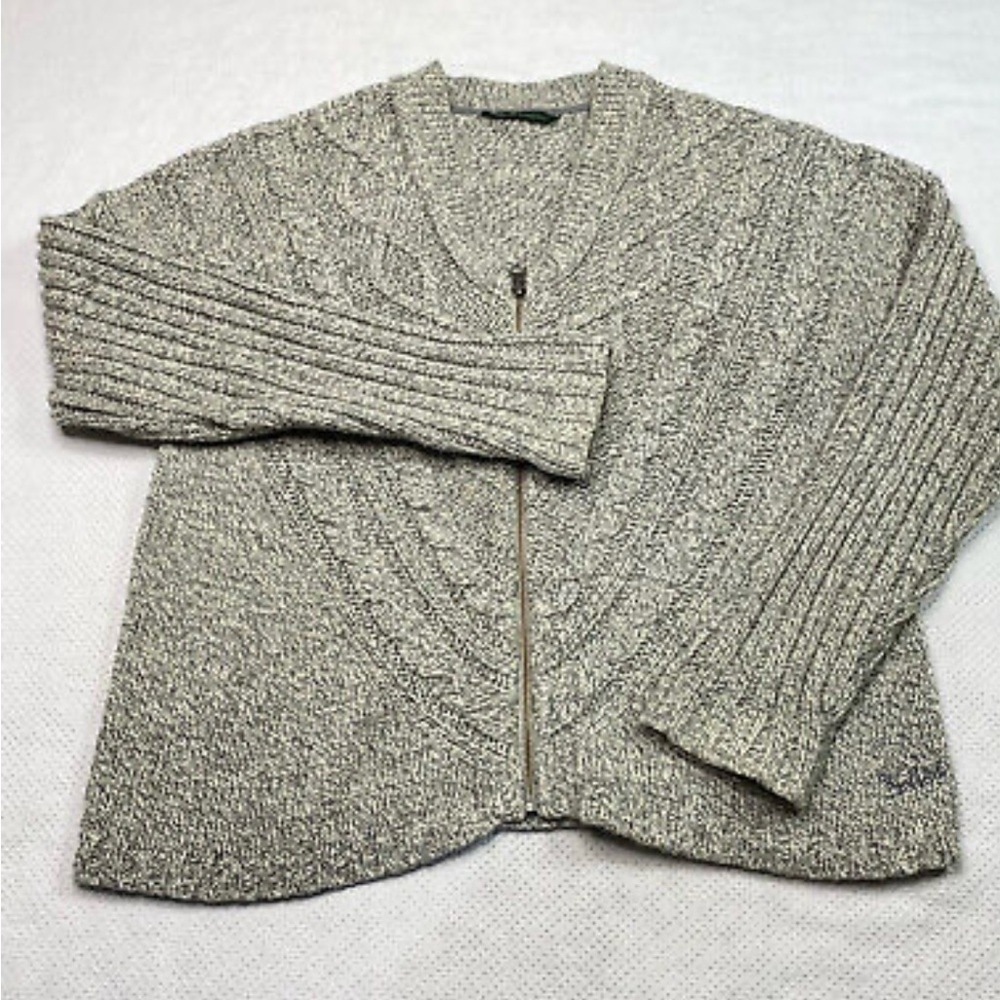Classic Woolrich merino wool zip front sweater, size M.